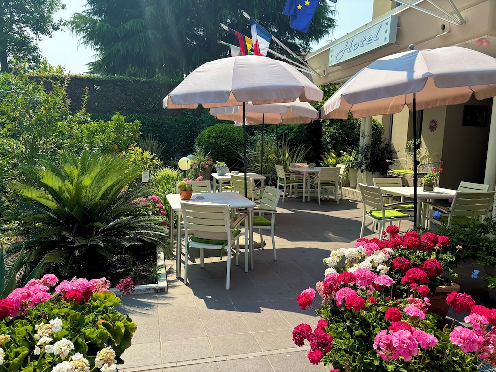Hotel Alfieri — Restaurant & bars in Sirmione, Lombardy