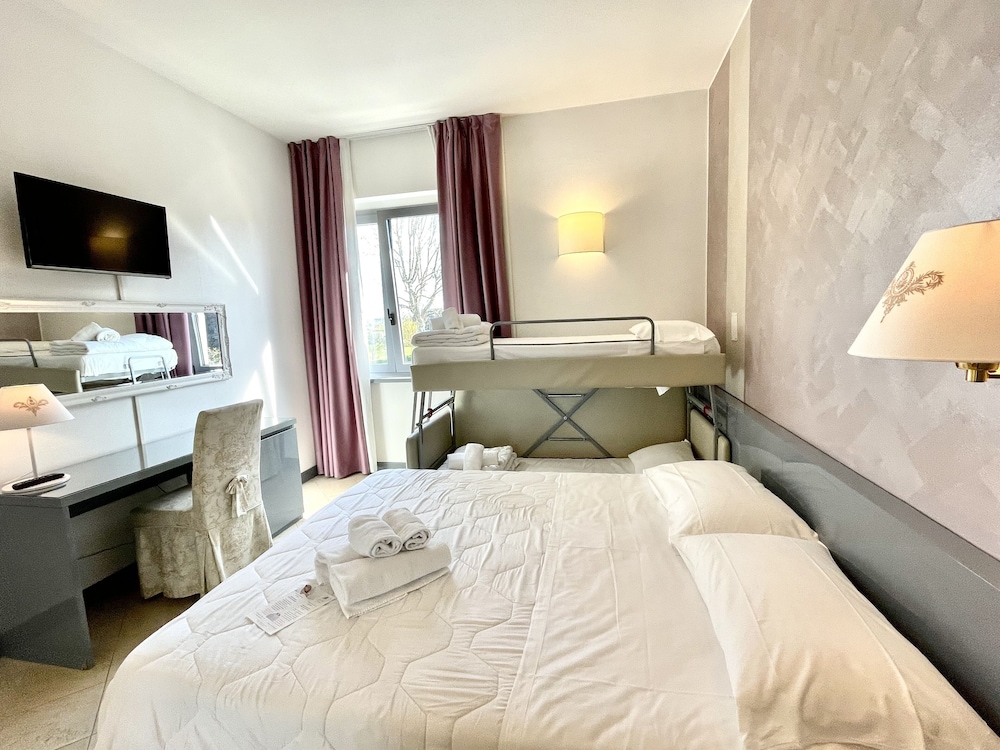 Hotel Alfieri — Hotel rooms in Sirmione, Lombardy