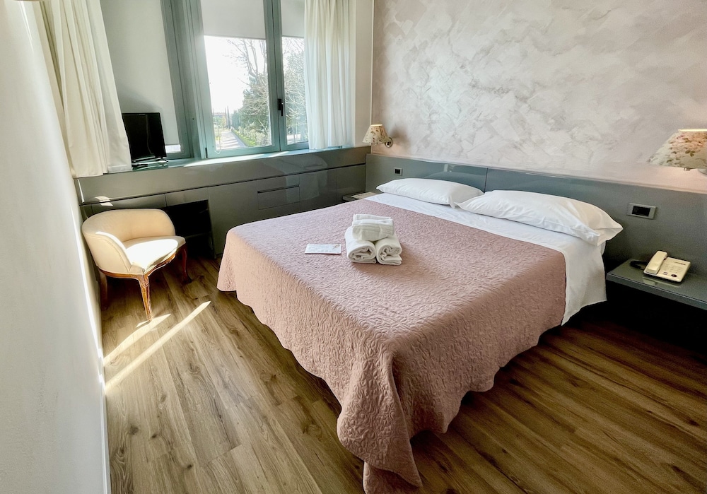 Hotel Alfieri — Hotel rooms in Sirmione, Lombardy