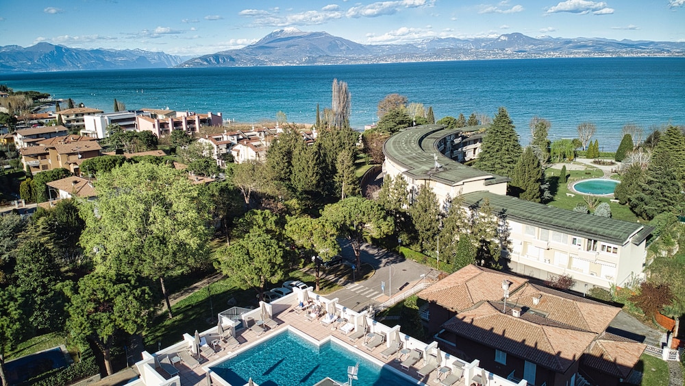 Hotel Alfieri — Swimming pool in Sirmione, Lombardy