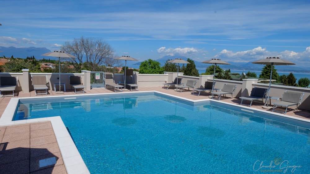 Hotel Alfieri — Swimming pool in Sirmione, Lombardy