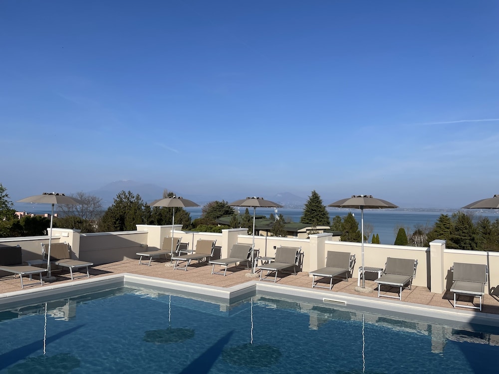 Hotel Alfieri — Swimming pool in Sirmione, Lombardy