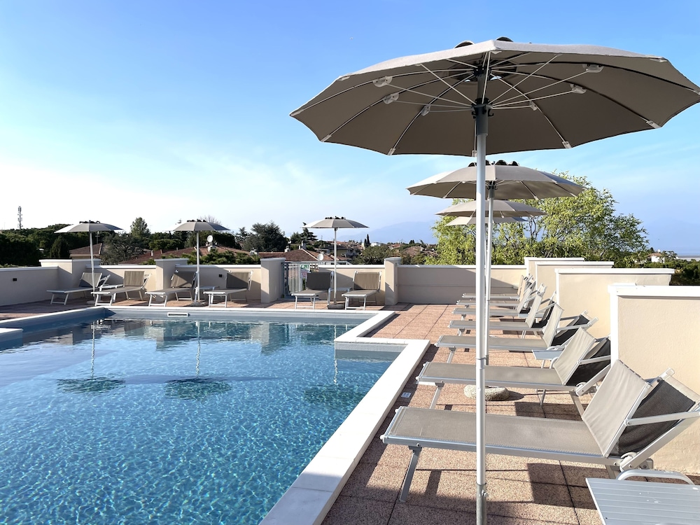 Hotel Alfieri — Swimming pool in Sirmione, Lombardy