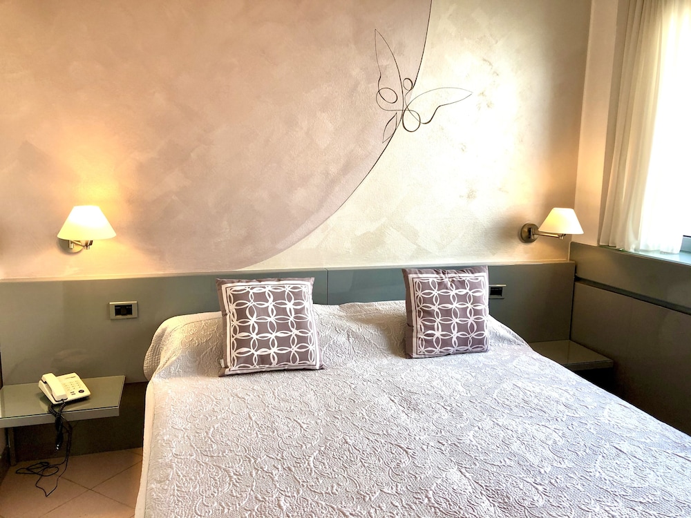 Hotel Alfieri — Hotel rooms in Sirmione, Lombardy
