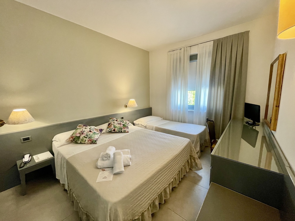 Hotel Alfieri — Hotel rooms in Sirmione, Lombardy