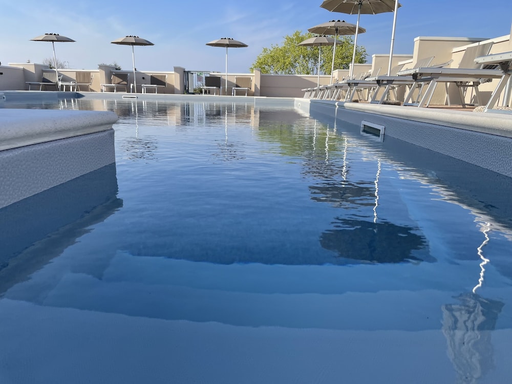Hotel Alfieri — Swimming pool in Sirmione, Lombardy