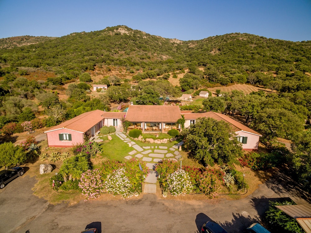Hotel Glamping Borgo di Campagna — Hotel building in Loiri Porto San Paolo, Sardinia