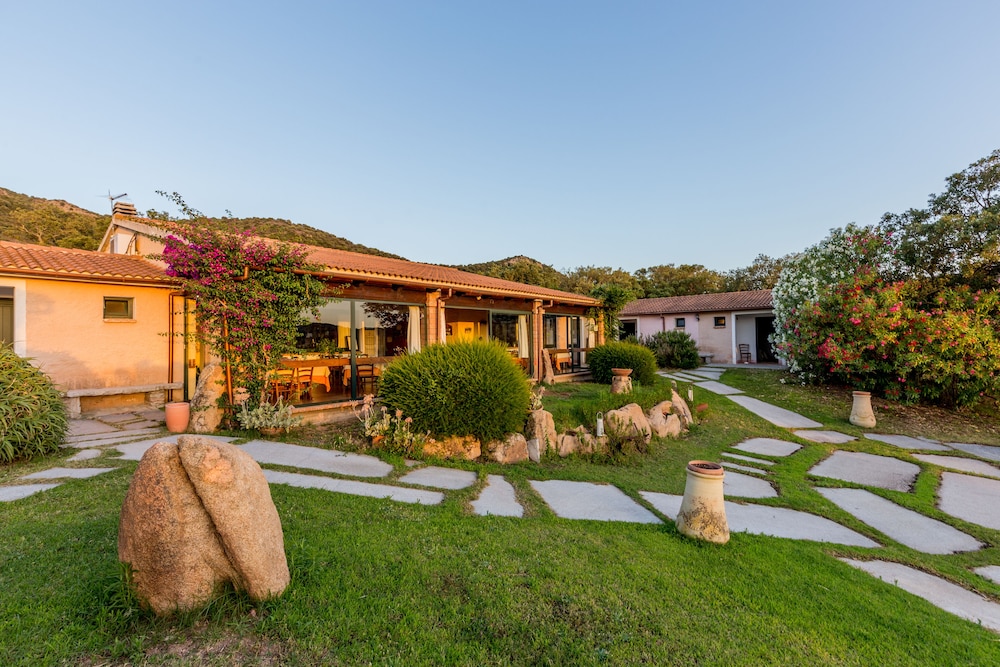 Hotel Glamping Borgo di Campagna — Hotel building in Loiri Porto San Paolo, Sardinia