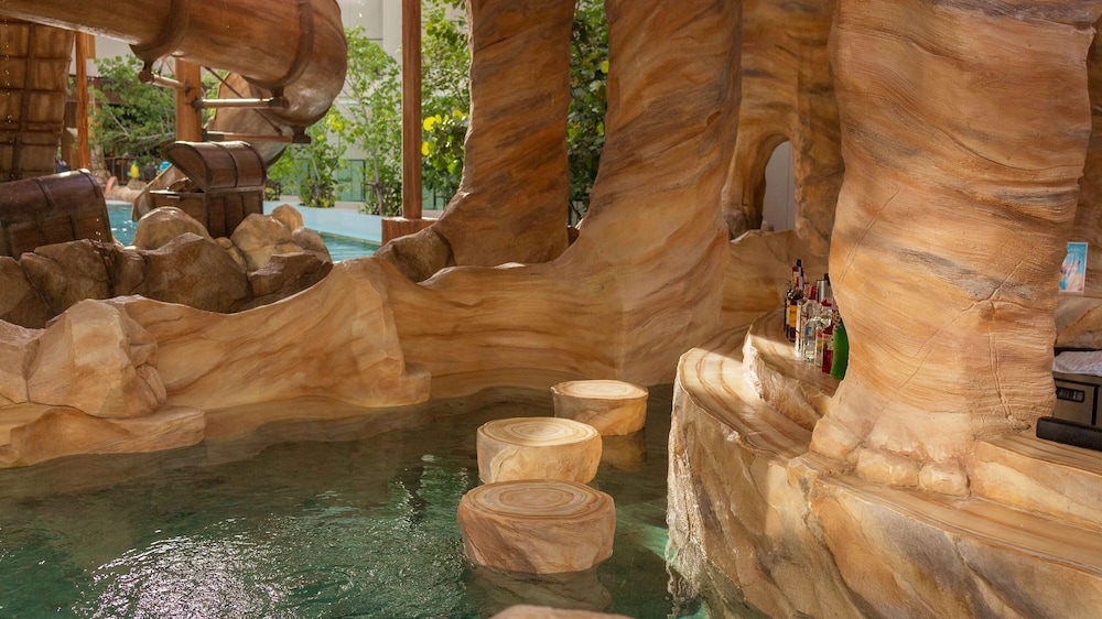 Phuket Emerald Beach Resort — Restaurant & bars in Karon, Phuket Province