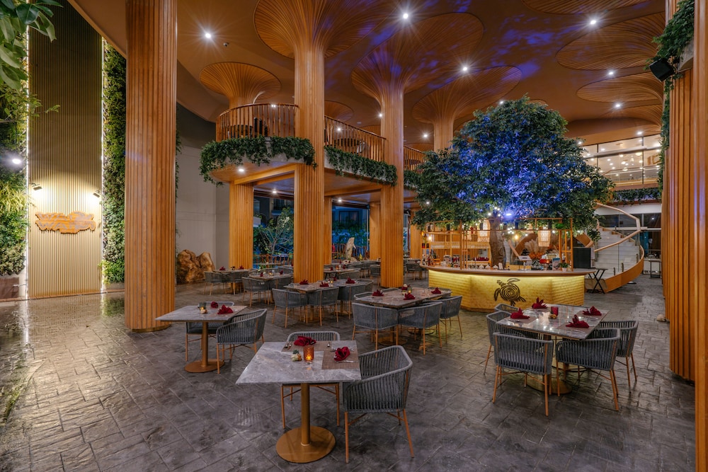 Phuket Emerald Beach Resort — Restaurant & bars in Karon, Phuket Province