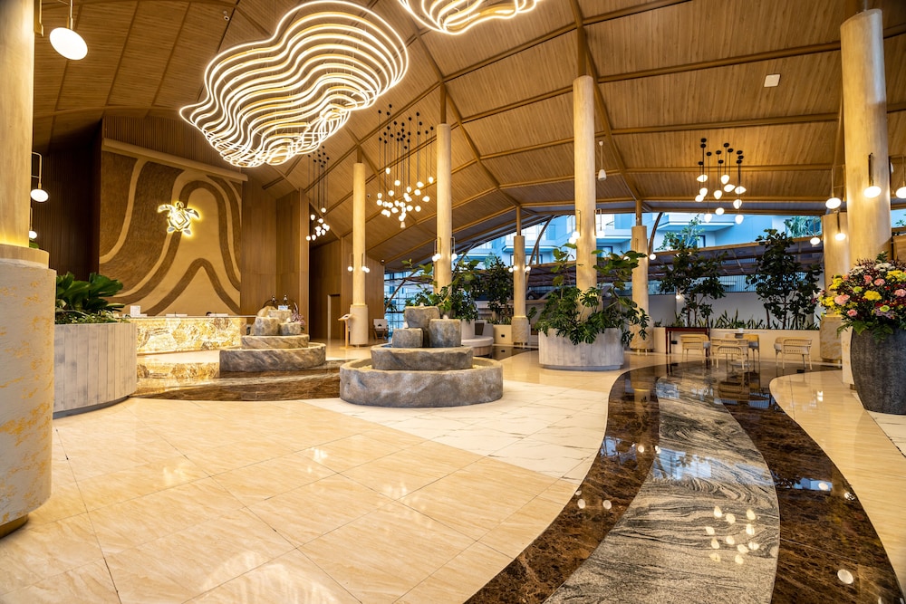 Phuket Emerald Beach Resort — Hotel building in Karon, Phuket Province
