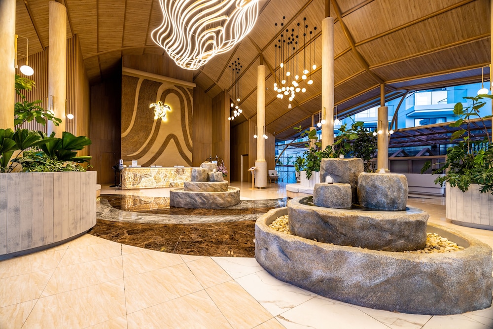 Phuket Emerald Beach Resort — Hotel building in Karon, Phuket Province