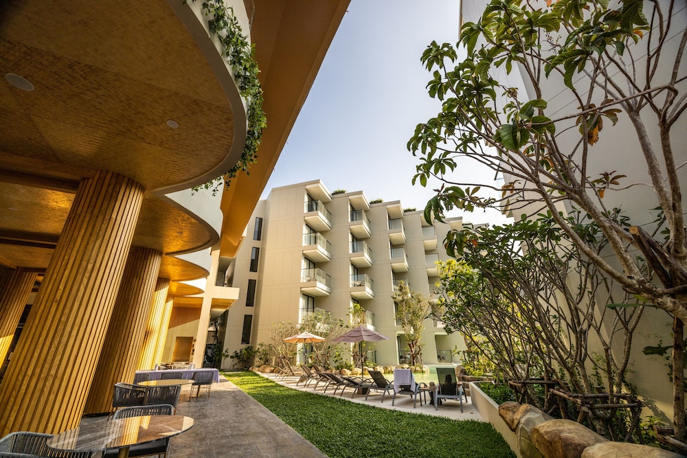 Phuket Emerald Beach Resort — Hotel building in Karon, Phuket Province
