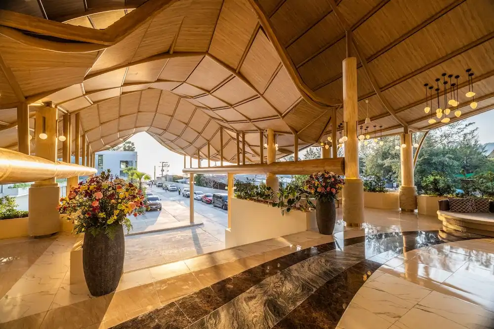 Phuket Emerald Beach Resort — Hotel building in Karon, Phuket Province