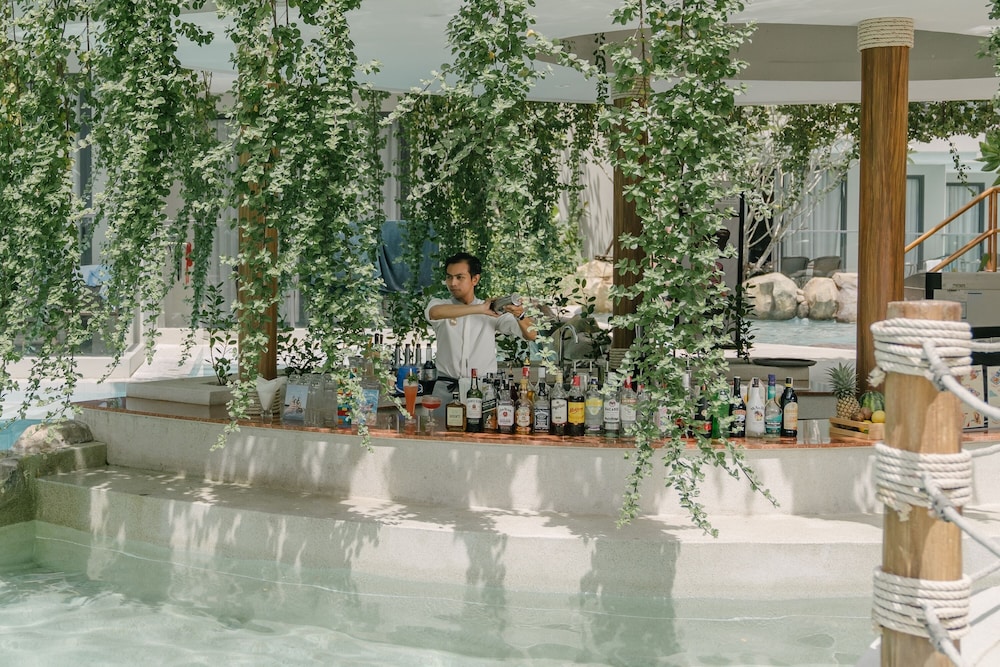 Phuket Emerald Beach Resort — Restaurant & bars in Karon, Phuket Province
