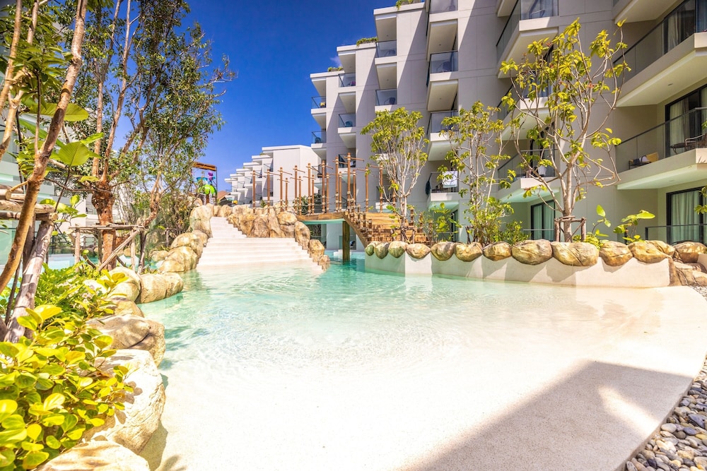 Phuket Emerald Beach Resort — Swimming pool in Karon, Phuket Province