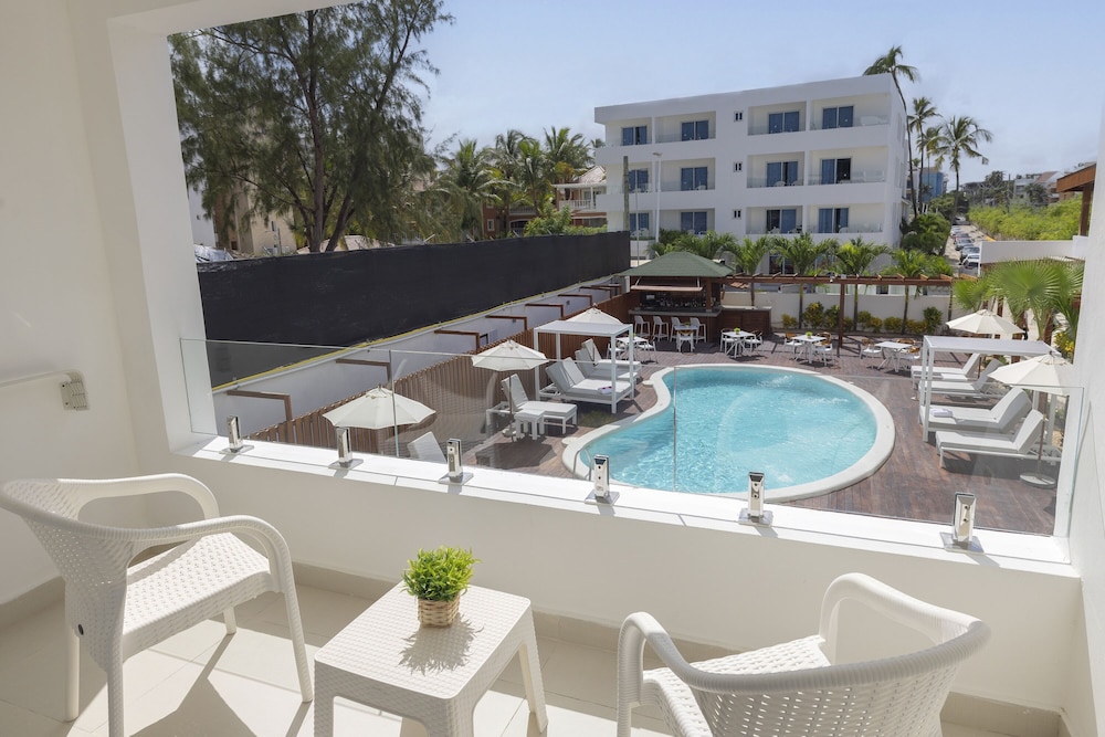 HM Bavaro Beach – Adults Only — Swimming pool in Bavaro, La Altagracia