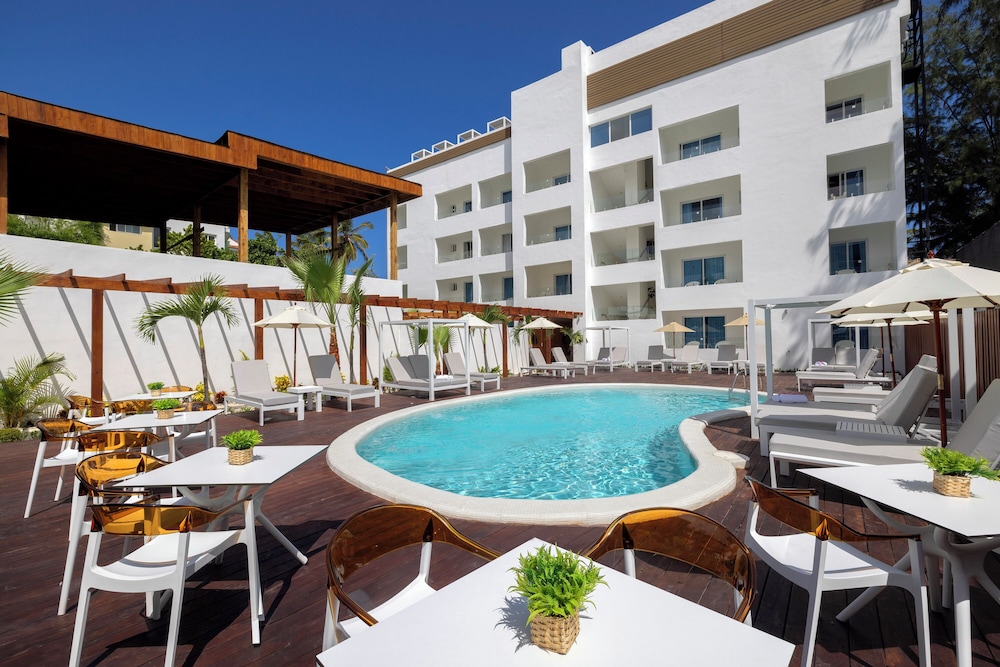HM Bavaro Beach – Adults Only — Swimming pool in Bavaro, La Altagracia