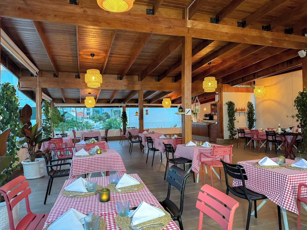 HM Bavaro Beach – Adults Only — Restaurant & bars in Bavaro, La Altagracia