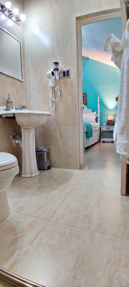 Fisherman's Point Ocean View Hotel — Hotel rooms in Ocho Rios