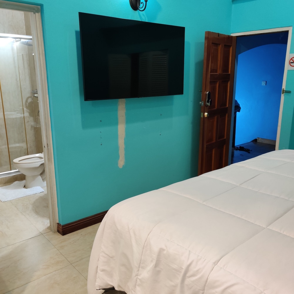 Fisherman's Point Ocean View Hotel — Hotel rooms in Ocho Rios