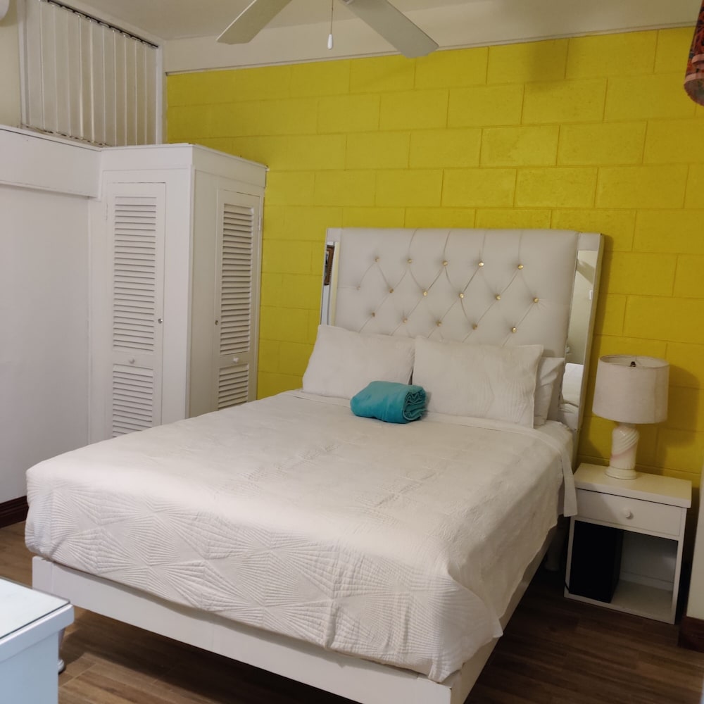 Fisherman's Point Ocean View Hotel — Hotel rooms in Ocho Rios