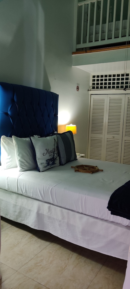 Fisherman's Point Ocean View Hotel — Hotel rooms in Ocho Rios