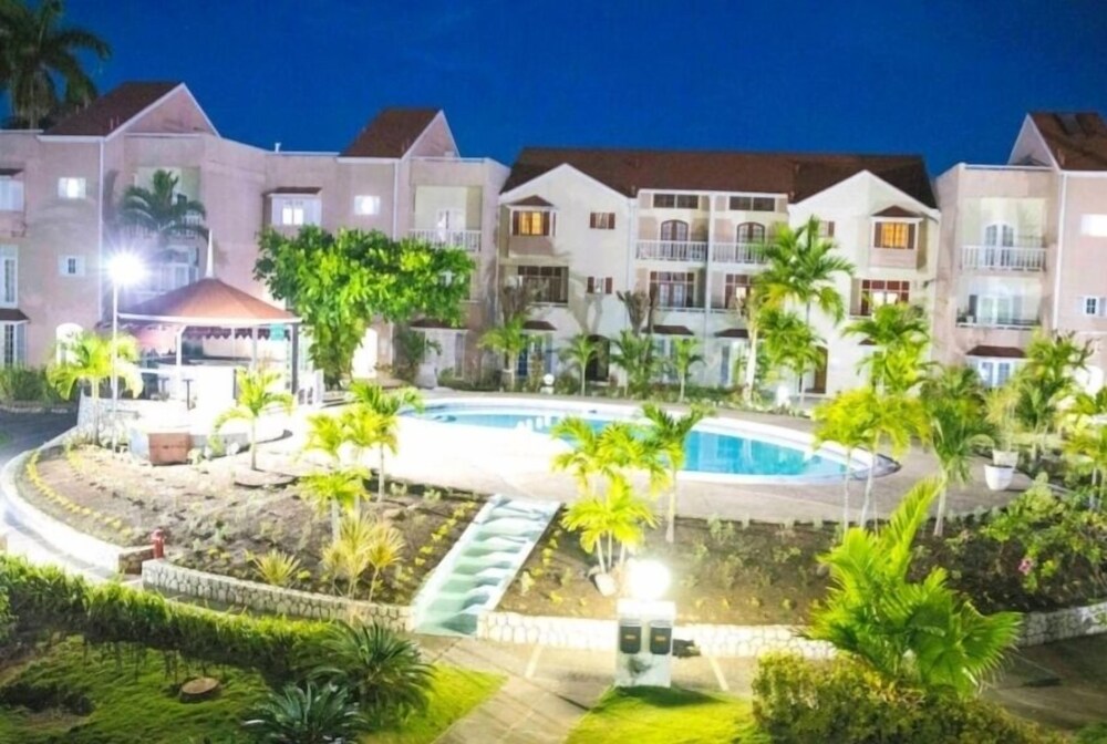 Fisherman's Point Ocean View Hotel — Hotel building in Ocho Rios