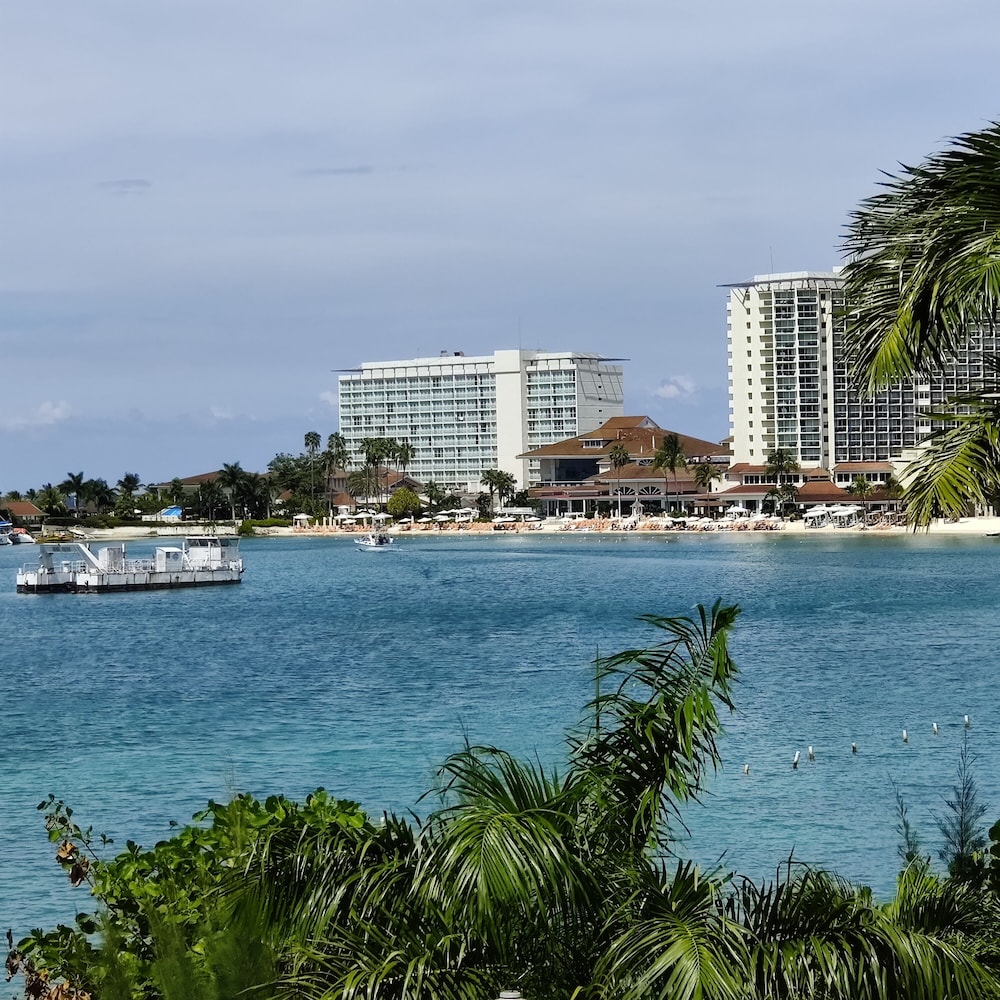 Fisherman's Point Ocean View Hotel — Hotel building in Ocho Rios
