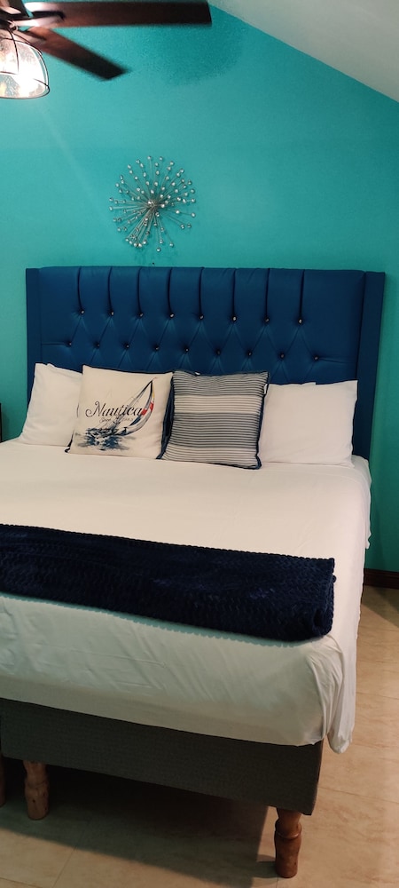 Fisherman's Point Ocean View Hotel — Hotel rooms in Ocho Rios