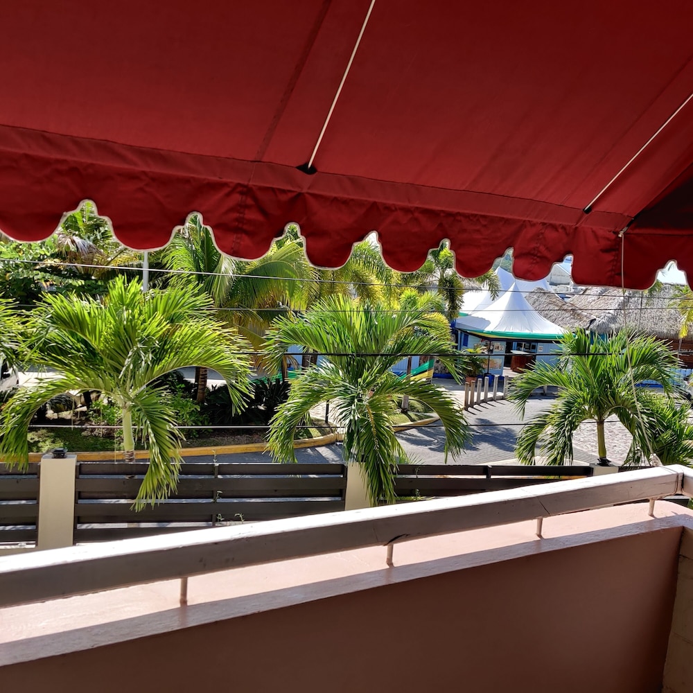 Fisherman's Point Ocean View Hotel — Hotel building in Ocho Rios