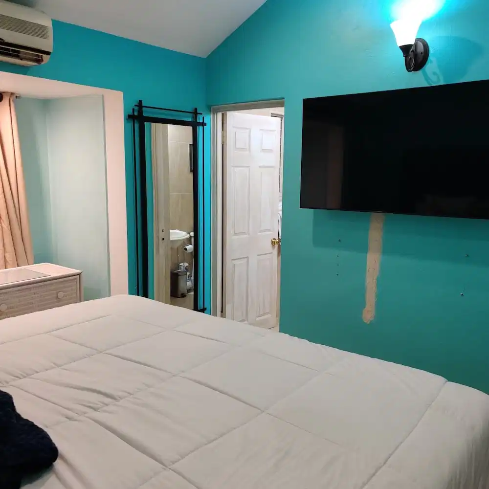 Fisherman's Point Ocean View Hotel — Hotel rooms in Ocho Rios