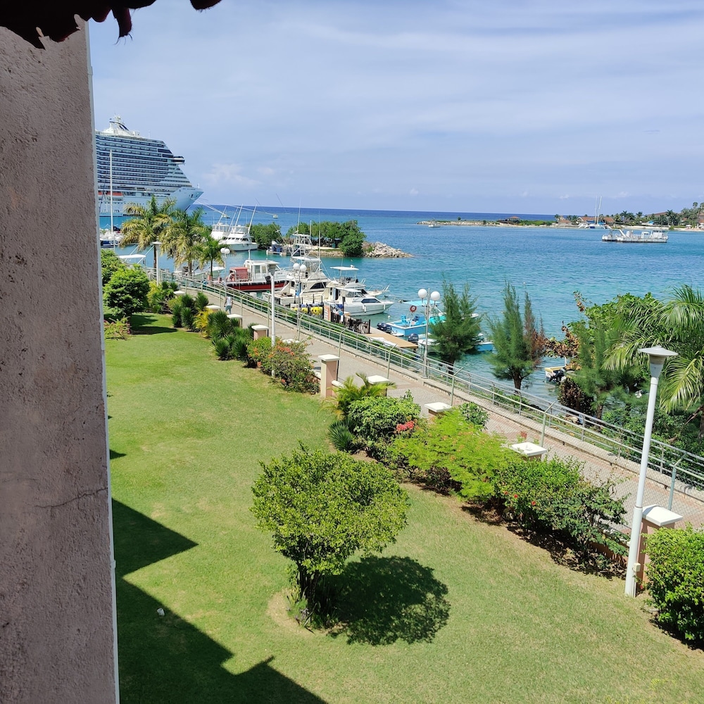 Fisherman's Point Ocean View Hotel — Hotel rooms in Ocho Rios