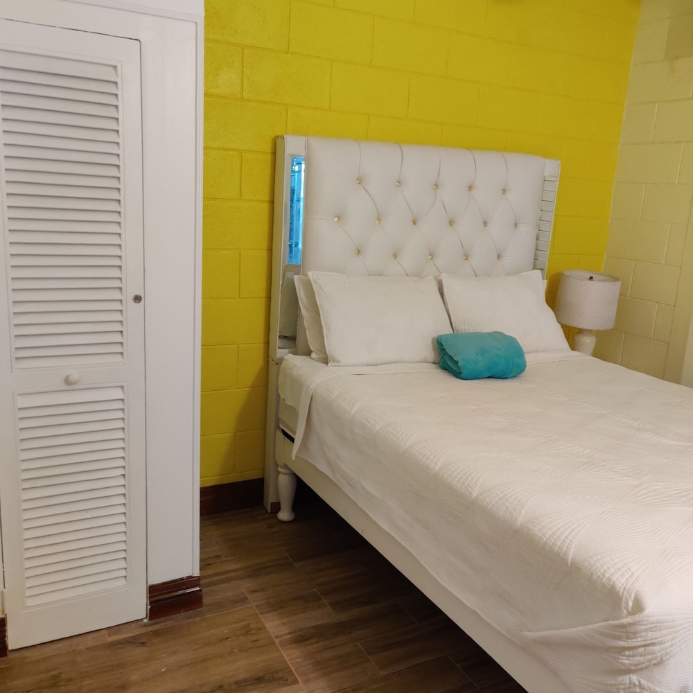 Fisherman's Point Ocean View Hotel — Hotel rooms in Ocho Rios