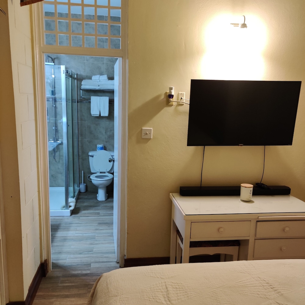 Fisherman's Point Ocean View Hotel — Hotel rooms in Ocho Rios