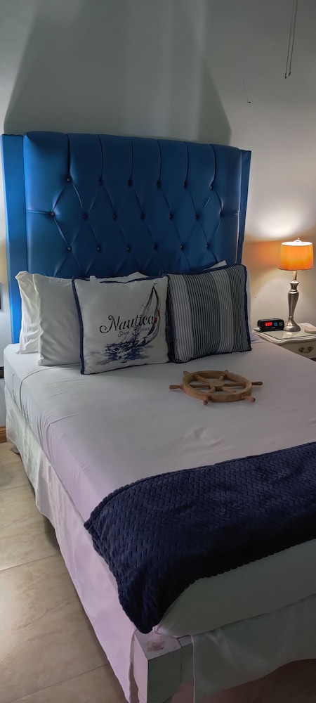 Fisherman's Point Ocean View Hotel — Hotel rooms in Ocho Rios