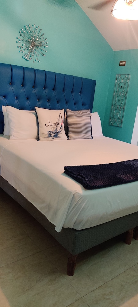 Fisherman's Point Ocean View Hotel — Hotel rooms in Ocho Rios