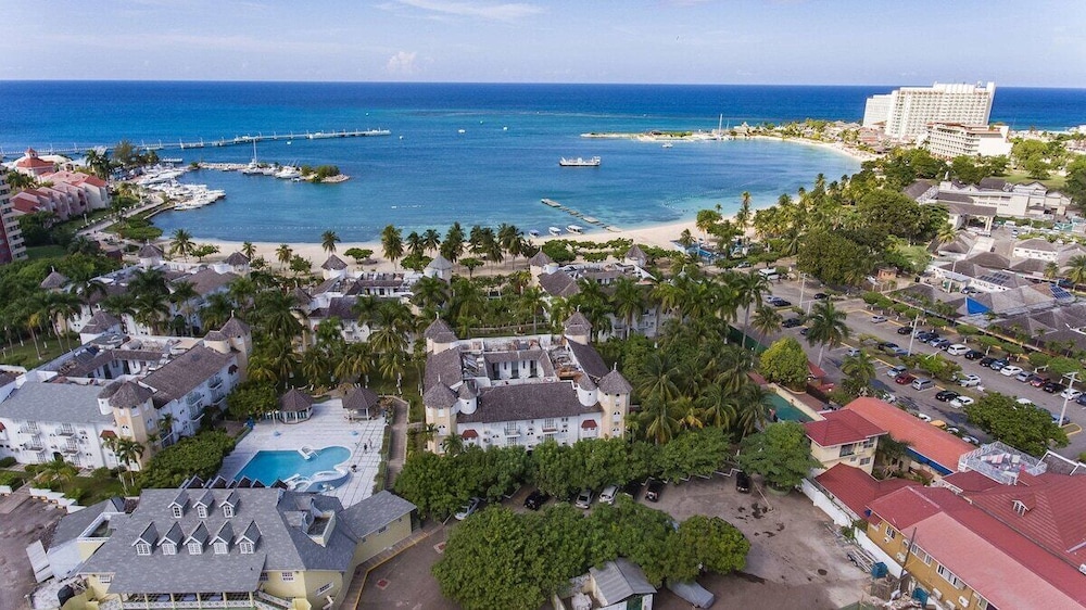Fisherman's Point Ocean View Hotel — Hotel building in Ocho Rios