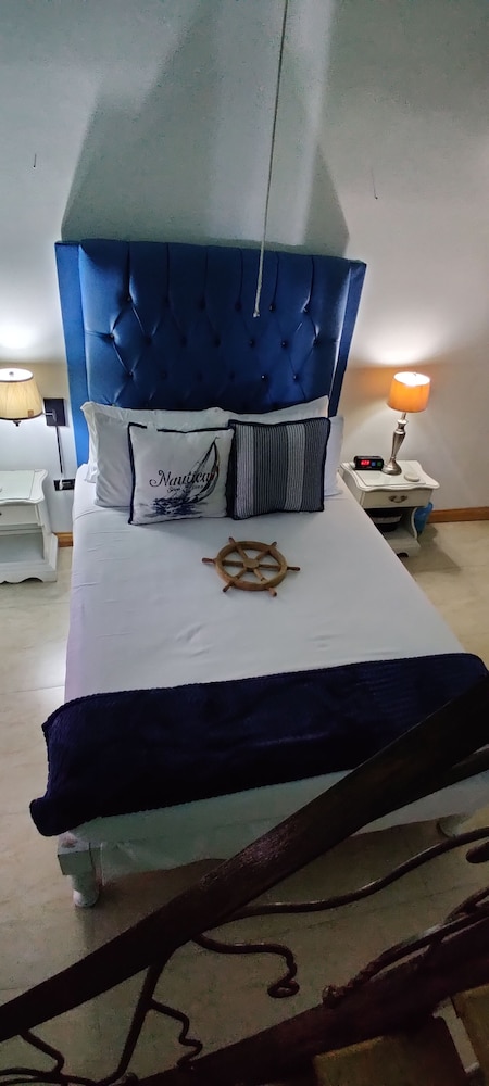 Fisherman's Point Ocean View Hotel — Hotel rooms in Ocho Rios