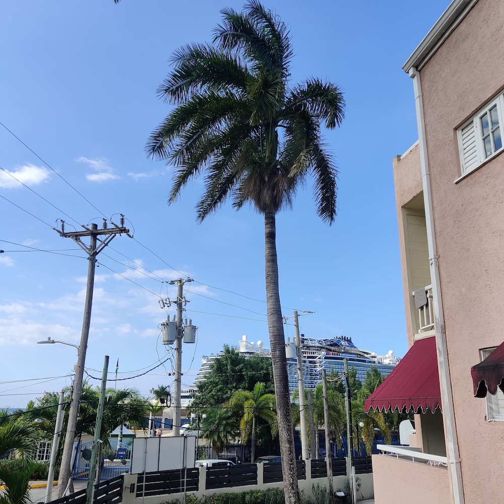 Fisherman's Point Ocean View Hotel — Hotel building in Ocho Rios