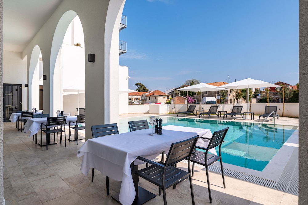 Miramare Hotel Zadar — Swimming pool in Zadar, Zadar