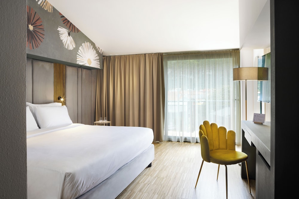 Astoria Resort — Hotel rooms in Riva del Garda, Trentino-Alto Adige