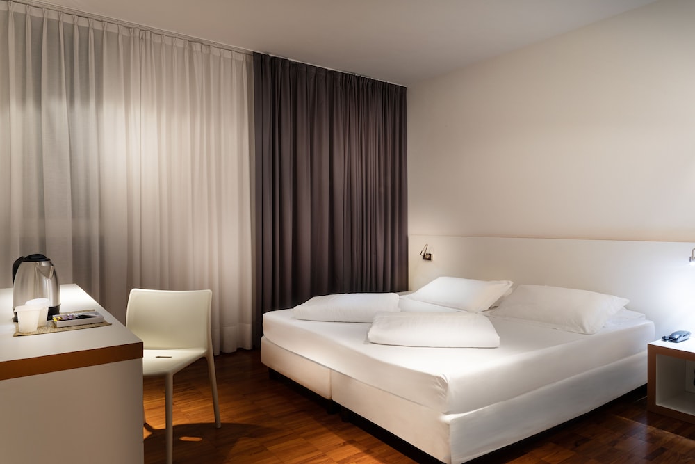 Astoria Resort — Hotel rooms in Riva del Garda, Trentino-Alto Adige