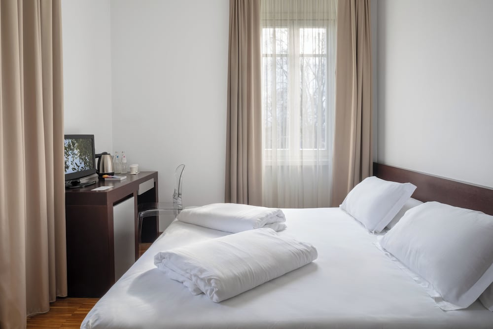 Astoria Resort — Hotel rooms in Riva del Garda, Trentino-Alto Adige