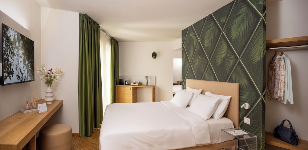 Astoria Resort — Hotel rooms in Riva del Garda, Trentino-Alto Adige