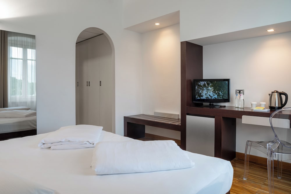 Astoria Resort — Hotel rooms in Riva del Garda, Trentino-Alto Adige