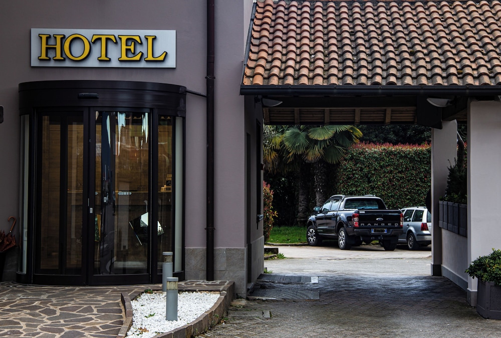 Hotel Sirio, Sure Hotel Collection by Best Western — Hotel building in Medolago, Lombardy