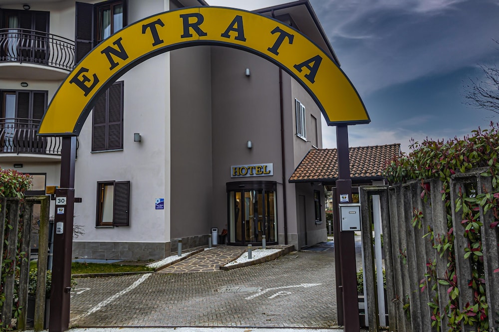 Hotel Sirio, Sure Hotel Collection by Best Western — Hotel building in Medolago, Lombardy