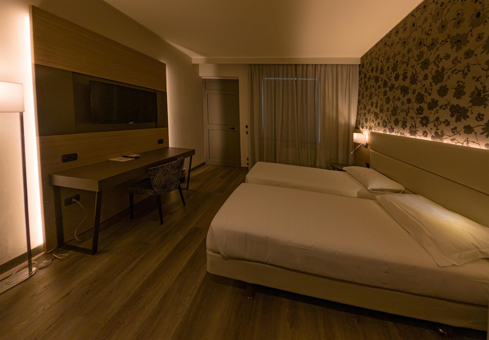 Hotel Sirio, Sure Hotel Collection by Best Western — Hotel rooms in Medolago, Lombardy