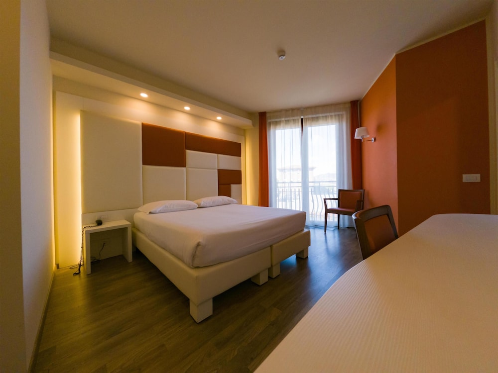 Hotel Sirio, Sure Hotel Collection by Best Western — Hotel rooms in Medolago, Lombardy